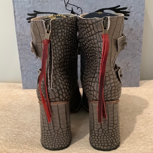 FREEBIRD BY STEVEN JOEY BOOTS IN STONE CROCO LEATHER W/FLARED WRAP HEEL SIZE 8 - Picture 15 of 16